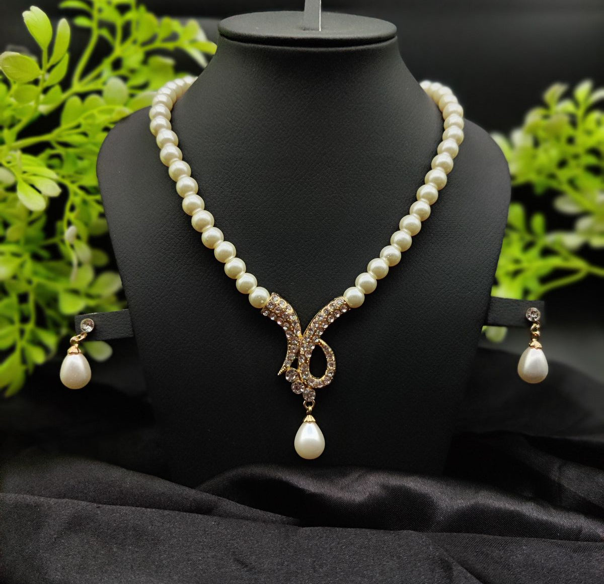Timeless Pearl Necklace Set with Drop Earrings – Fashion Jewelry for Women